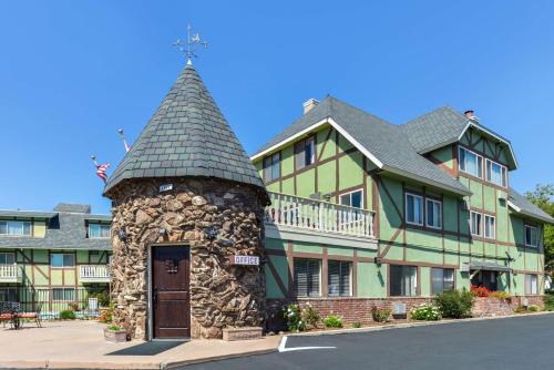 Svendsgaard's Lodge- Americas Best Value Inn & Suites