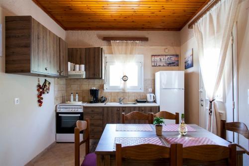  Villa Ninirakis with awesome views! in Áno Moúlia