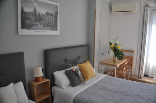 Superior Triple Room with Private Bathroom image 6