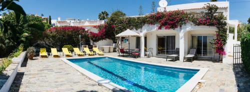  Great view to sea, villa with pool in Salema