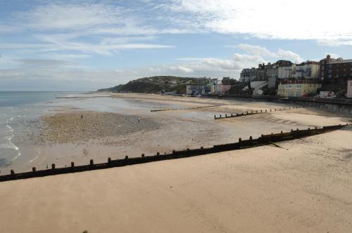 Beach, Hotel De Paris in Cromer