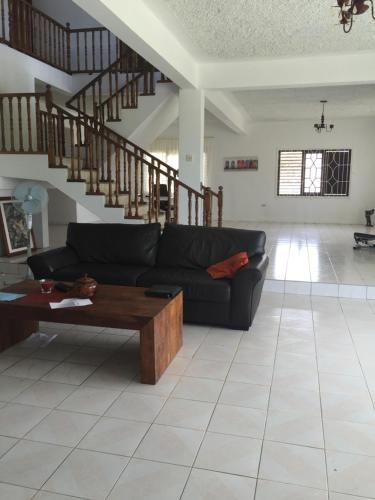 Suite Georgiana - Ensuite Double Bedroom, Cardiff Hall, Runaway Bay, One Mile to Beaches, 1 Hour Fro in Runaway Bay