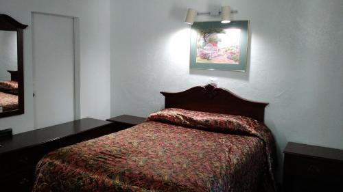 Standard Queen Room - Non-Smoking