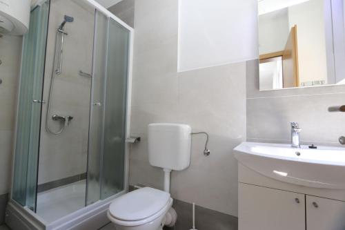 Two-Bedroom Apartment with Garden View image 6