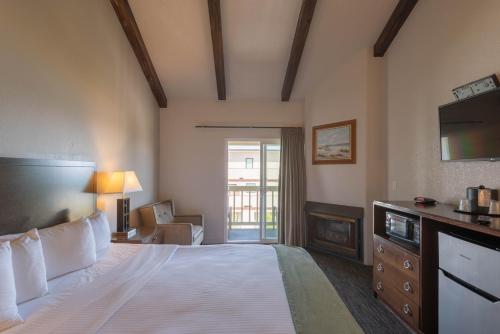 King Room with Partial Ocean View and Fireplace