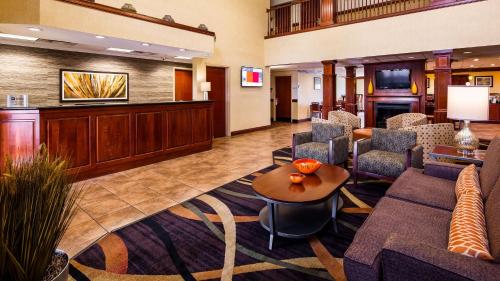 Fuajee, Best Western Plus Strawberry Inn and Suites near Historic Ramsey House