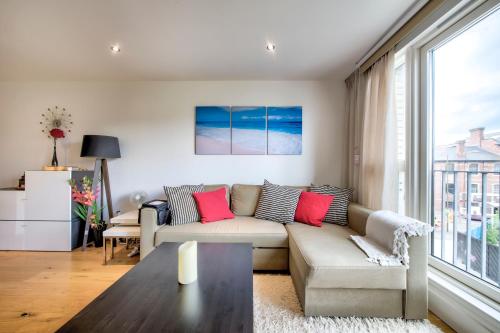 Modern 1 bed in Melvin Walk by GuestReady