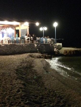  MARIA'S COZY HOUSE JUST 3 MINUTES WALK FROM BEACH in Nea Makri