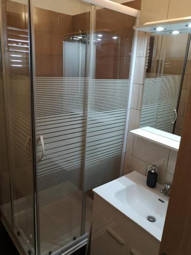 Vannas istaba, Apartmani Zdenka Savar-Maslina in Savar