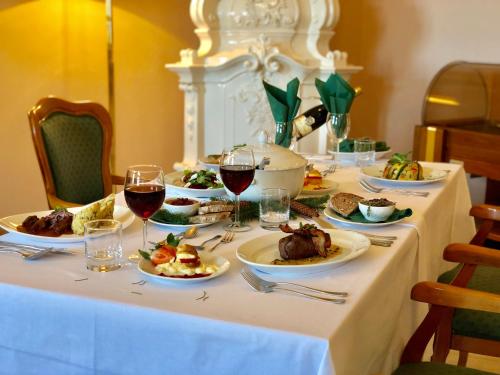 Restaurant, Wellness Hotel Zámeček (Wellness Hotel Zamecek) in Jetrichovice U Decina