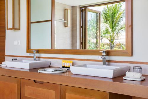 Four-Bedroom Villa with Golf View image 9