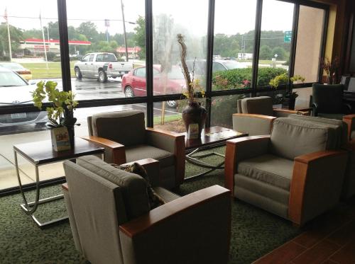 Lobby, Days Inn by Wyndham Fayetteville-South/I-95 Exit 49 in Fayetteville (NC)