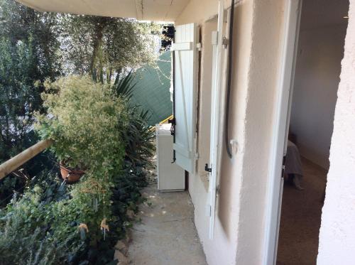 Petite chambre indépendante avec sdb, clim et parking privé (Petite chambre independante avec sdb, clim et parking prive) in Altro