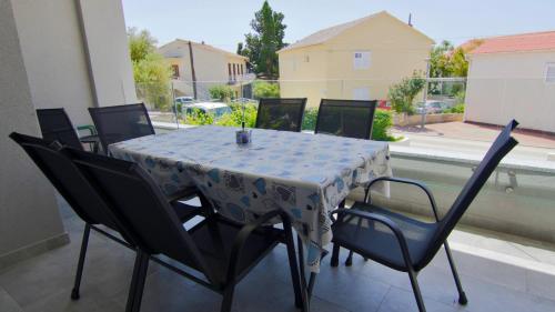 2 bedrooms, 5 beds