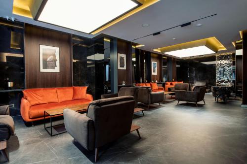 Instalaciones, Seraphine Plaza in Peje
