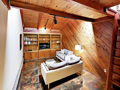 New Listing! Ventura Gem - 200 Yards To Beach! Duplex - image 3