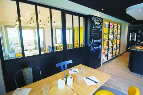 Campanile Hotel Senlis - image 12