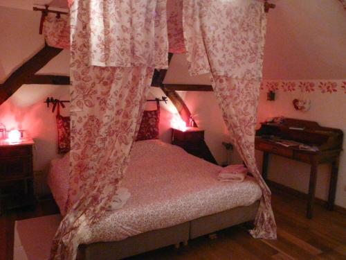 1 queen bed, 1 double bed