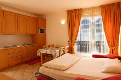 Deluxe Apartment with Balcony and Mountain View image 10