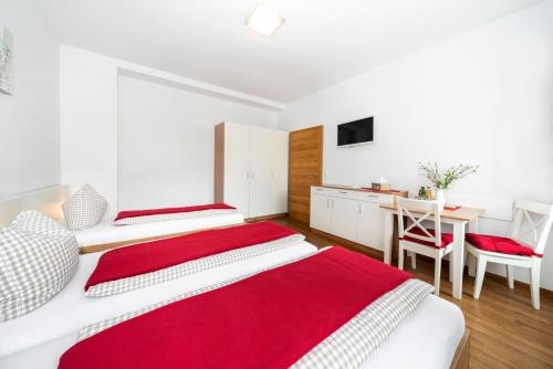 3 twin beds