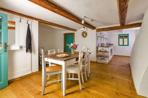 Kitchen, Homutuv statek in Tuchlovice