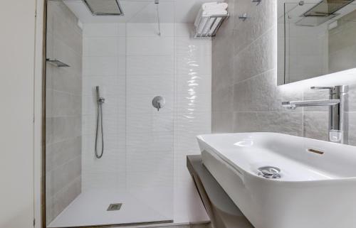 Double Room image 10