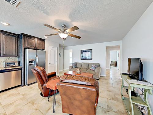 New Listing! Copano Bayfront Haven: Dock Near Beach Home - image 7
