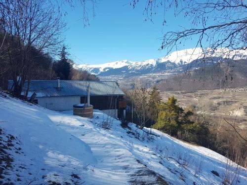 Eco Lodge with Jacuzzi and View in the Swiss Alps