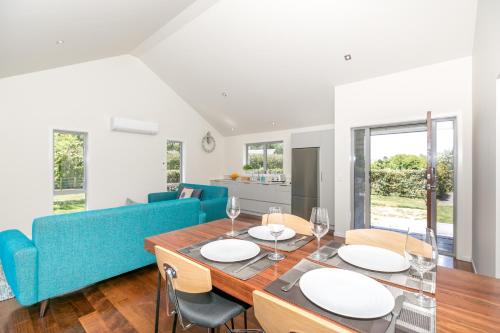 Spacious Modern Two-Bedroom Apartment in ฮามิลตัน