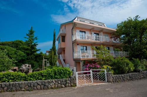 Two-Bedroom Apartment (4-6 Adults)