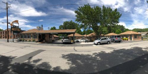 Bishop Elms Motel 3
