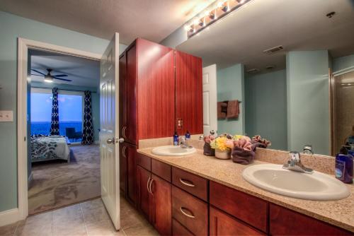 Laketown Wharf 1530 By ZIA VR - image 8