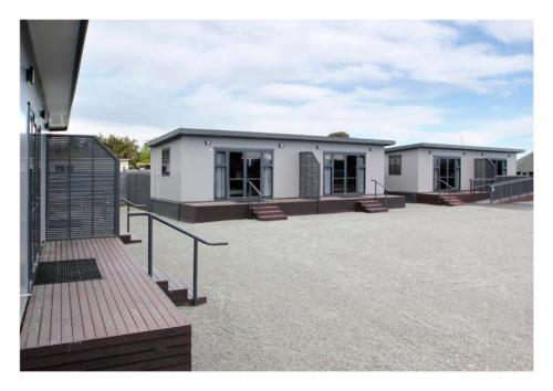 Pine Lake View Lodge - Accommodation - Kaiapoi