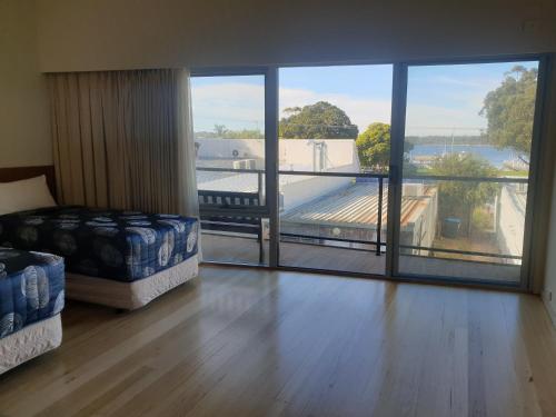 梅顿水域汽车旅馆和公寓