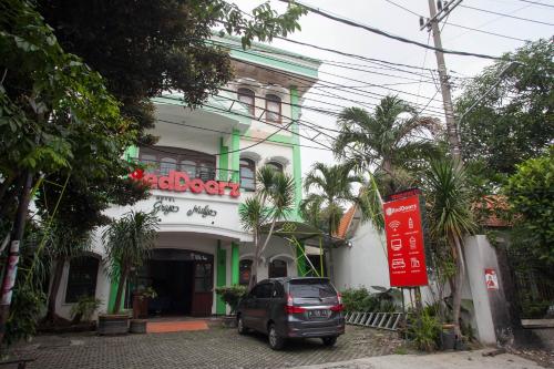 RedDoorz @ Genteng Surabaya 2