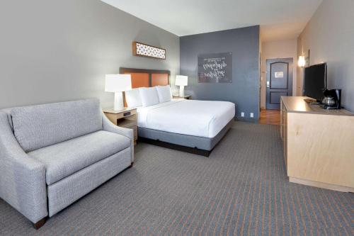 La Quinta Inn & Suites by Wyndham Dallas Love Field