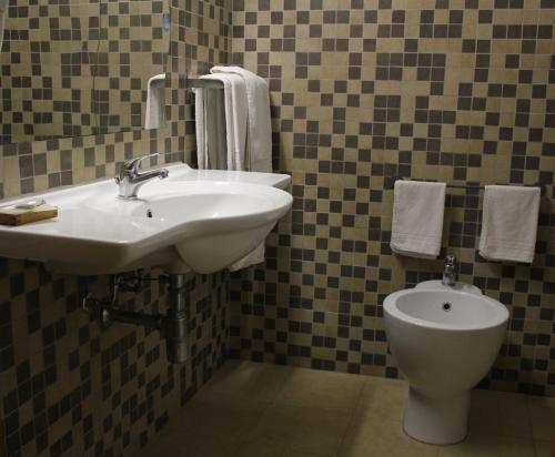 Hotel 106 - image 8
