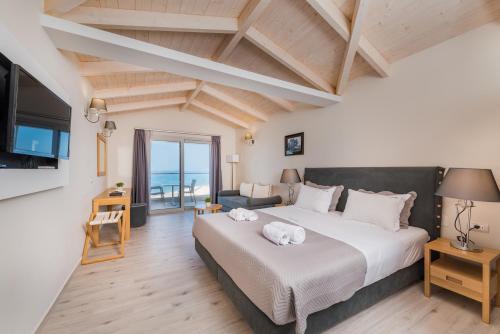 Crystal Beach Hotel – Kalamaki, SC