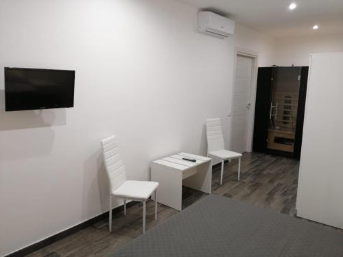 Opera Boutique Rooms - image 4