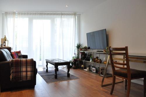 Modern 1 Bedroom Brixton Flat With Patio, Brixton, London