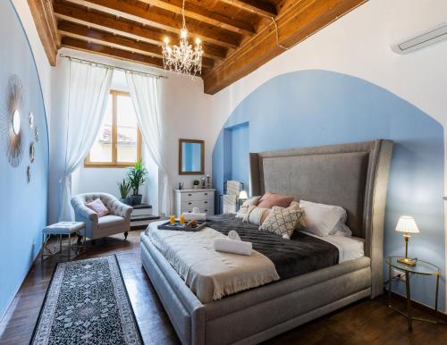 Historic center Palace - Huge 4 bedrooms Santa Croce apartment - By LikeHomeFlorence, Florencie
