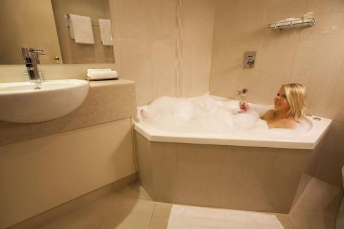 جاكوزي, BEST WESTERN PLUS Travel Inn in Carlton