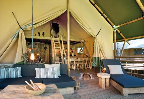 Tent Safari Lodge - Giraffe