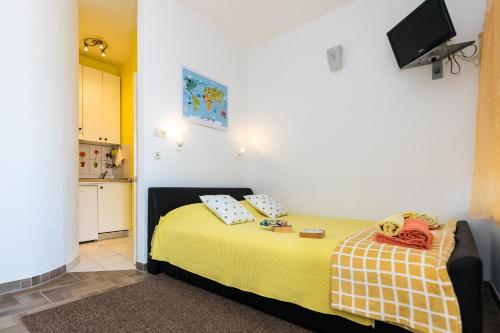 Charming Seafront Apartment Yellow