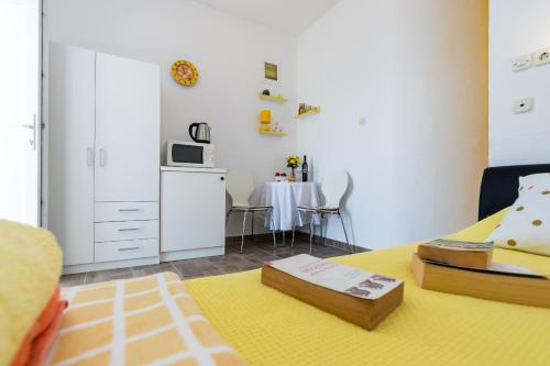 Charming Seafront Apartment Yellow