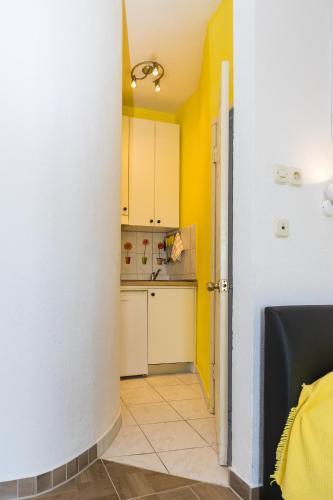 Charming Seafront Apartment Yellow