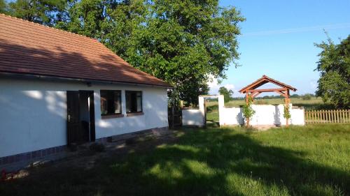 Exterior view, Darutollas Vendeghaz in Pusztaszer