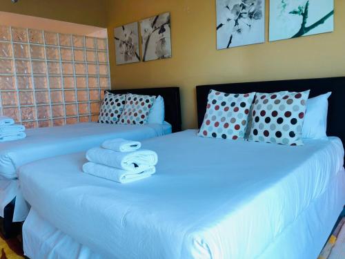 Collins Apartments by Design Suites - image 2