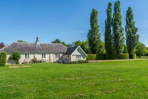 . Quaint cottage in the middle of a large beautiful private park - Barhams Cartlodge