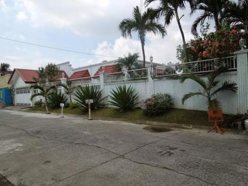 Casa Meyer's BF Homes International House for rent with pool and Jacuzzi, Manila